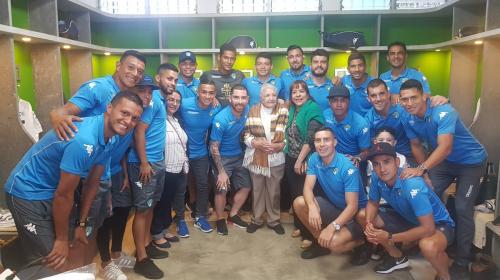 El regalo de Comunicaciones a la abuelita más futbolera de Guate