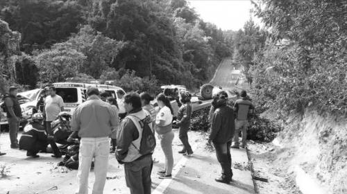 Fatal accidente en ingreso a la Antigua deja dos fallecidos