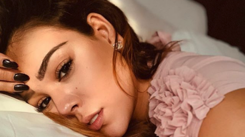 Danna Paola recibe críticas por su sexy escote
