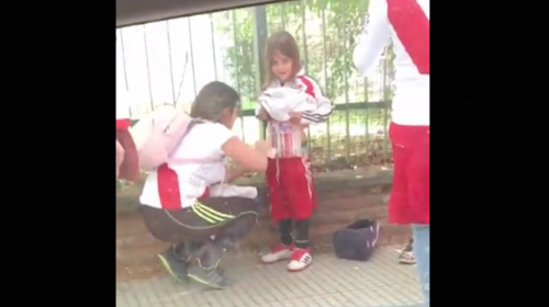Video de una aficionada de River que le pone bengalas a una niña
