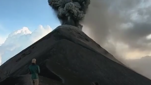 Mochileros graban impresionante erupción del Volcán de Fuego