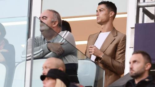 Cristiano Ronaldo observa el juego de la Juventus desde el palco