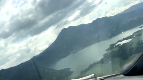 Entre nubes y volcanes: así aterriza un avión en Guatemala