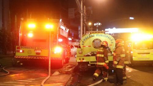 Incendio consume edificio donde hay oficinas de la SAT