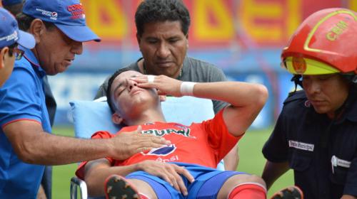 José Martínez sale lesionado luego de recibir un codazo 
