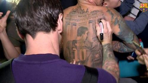 Aficionado se tatuó el autógrafo de Messi en la espalda