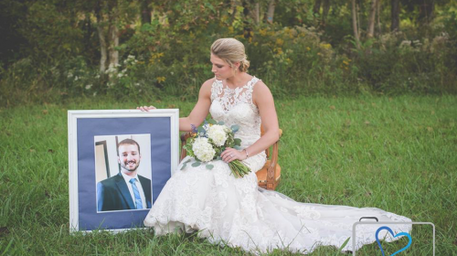 La sesión de fotos de su boda la hizo en la tumba de su novio
