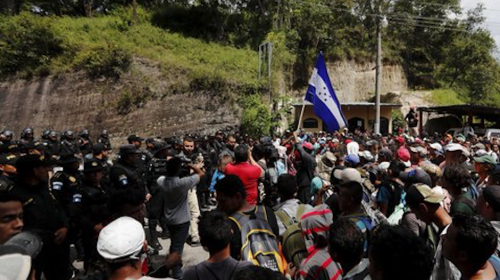 México advierte que podría frenar caravana migrante de Honduras