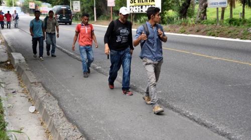 Bajo la lluvia, "Caravana Migrante" empieza a llegar a la capital