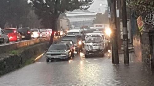 Inundación afecta tráfico de la calzada Aguilar Batres