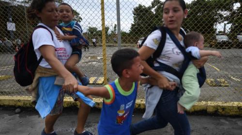 Repelen con gases lacrimógenos a hondureños de frontera mexicana