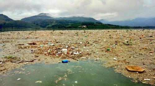 Lluvias arrastran toneladas de basura hacia el Lago de Amatitlán
