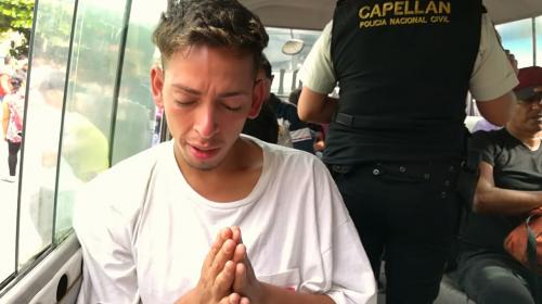 La emotiva oración de hondureños que regresan a su país