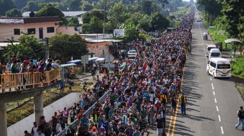 Videos: miles de hondureños ya avanzan en suelo mexicano