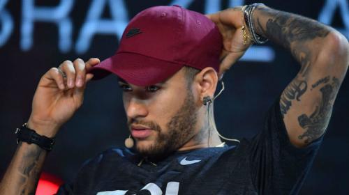 Neymar se burla de los rumores que lo vinculan al Barcelona