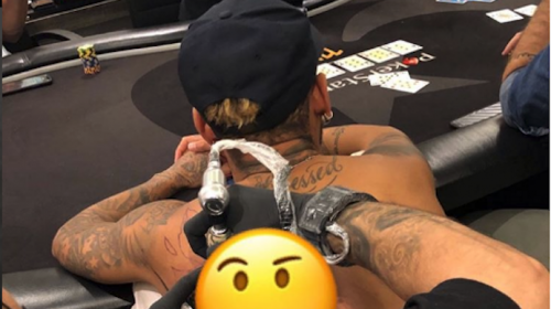 Neymar se tatúa a sus dos superhéroes favoritos