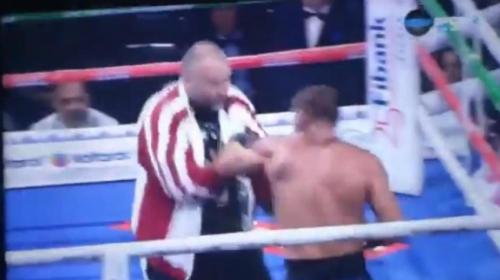 Boxeador se enoja y agarra a golpes a su propio entrenador