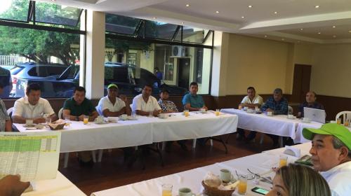 Excontralor Carlos Mencos se reúne con dirigentes de la UNE