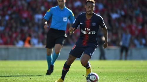 Neymar abraza y regala su camiseta a un niño que invade la cancha