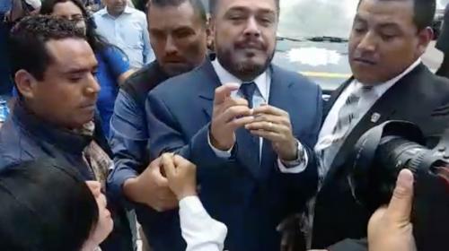 Diputado Javier Hernández sale del Congreso entre gritos y empujones