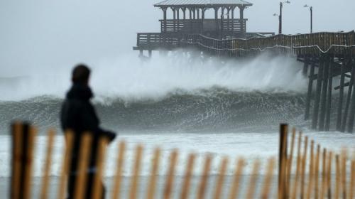 El huracán Florence provoca olas de 25 metros de alto y causa alarma