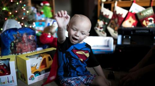 Celebran la Navidad en septiembre a un niño con cáncer terminal