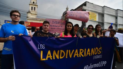 Colectivos "Acción UVG" y "Landivarianos" se unen a la marcha de Usac