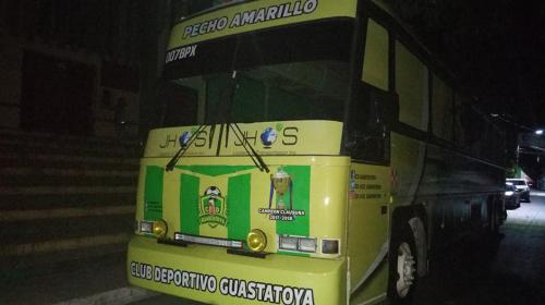 Jugadores de Guastatoya dejan plantado el bus por estar en huelga