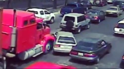 ¿Quién tuvo la culpa en este accidente, el camión o el carro?