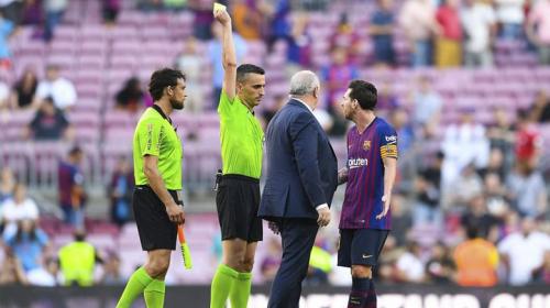 Otra vez: Messi discute con los árbitros y termina amonestado