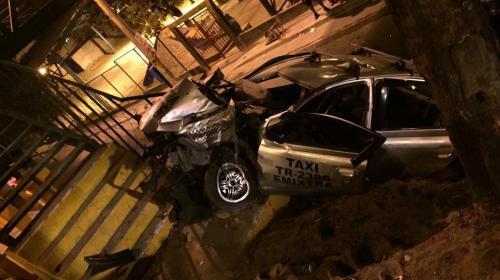 Fatal accidente y el taxi empotrado en pasarela del Periférico