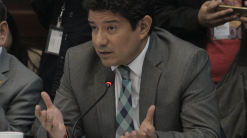 Diputado de UNE defiende a Sandra Torres y acusa al jefe de FECI