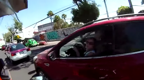 Video: Por discutir con motorista, choca contra un taxi