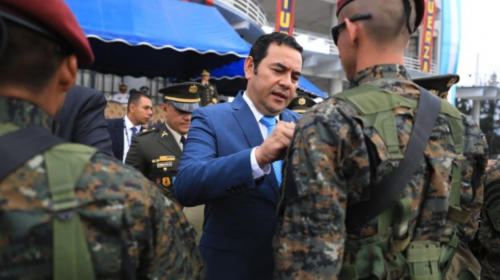 Jimmy Morales: "Yo sí soy soldado, hasta mi insignia tengo"