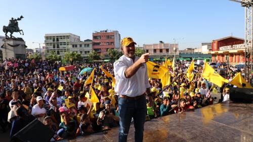 Roberto Arzú canta durante mitin político