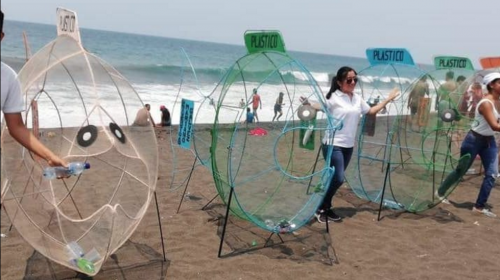 Estudiantes crean recipientes para evitar la basura en las playas