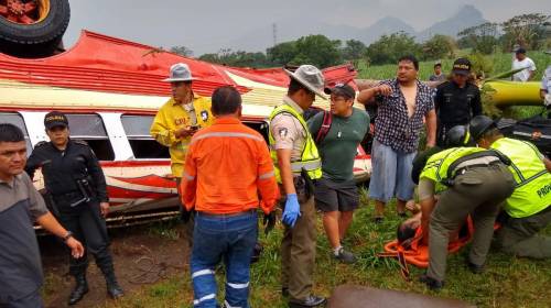 Pasajeros heridos al volcar bus en la autopista Palín-Escuintla 