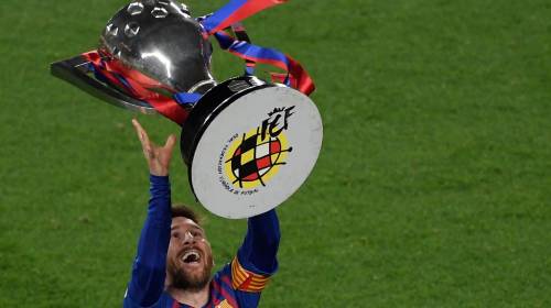 Messi levanta su primera copa como capitán del Barcelona