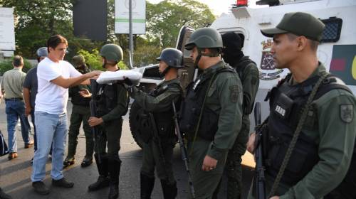 Militares se sublevan contra Maduro y llaman a Fuerzas Armadas