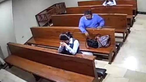 Hombre roba celular dentro de iglesia y antes de huir se persigna