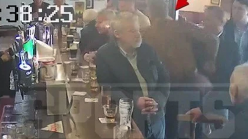 Conor McGregor golpea a un adulto mayor en un bar