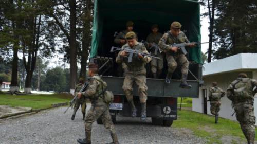 Ejército y presuntos narcos se enfrentan a balazos en Petén