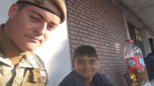 Niño "cuida carros" compartió su humilde almuerzo con un soldado