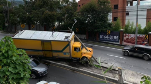 Camión se queda sin frenos y choca en carretera a El Salvador