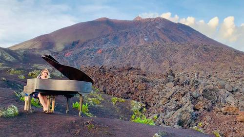Ella es la misteriosa mujer del piano en el Volcán Pacaya