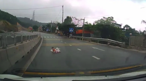 Bebé aparece gateando en medio de una autopista 