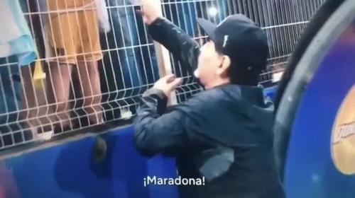 ¡Indignante! Así trató Maradona a niños que le pedían autógrafos