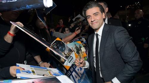 Oscar Isaac firma bandera guatemalteca en premiere de "Star Wars"