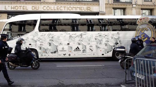 El bus del Madrid llega sin distintivos, pero con un duro mensaje