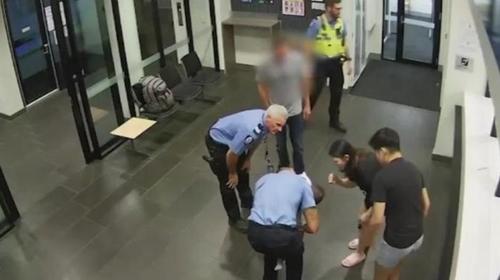 Captan en video a policía que salva a un bebé que se asfixiaba